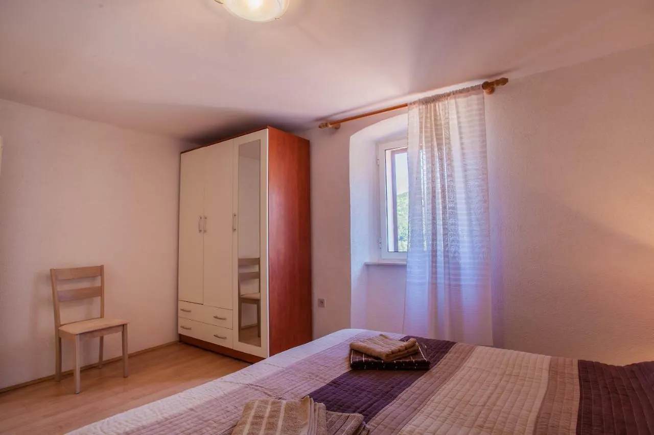 Apartment Surdic Valun Guest house